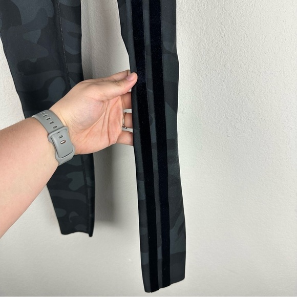 Ultracor Black Camo Side Stripe Athletic Athleisure Leggings Size Small - Picture 2 of 6